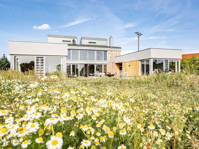 Friedrichshof Ansicht über Wiese