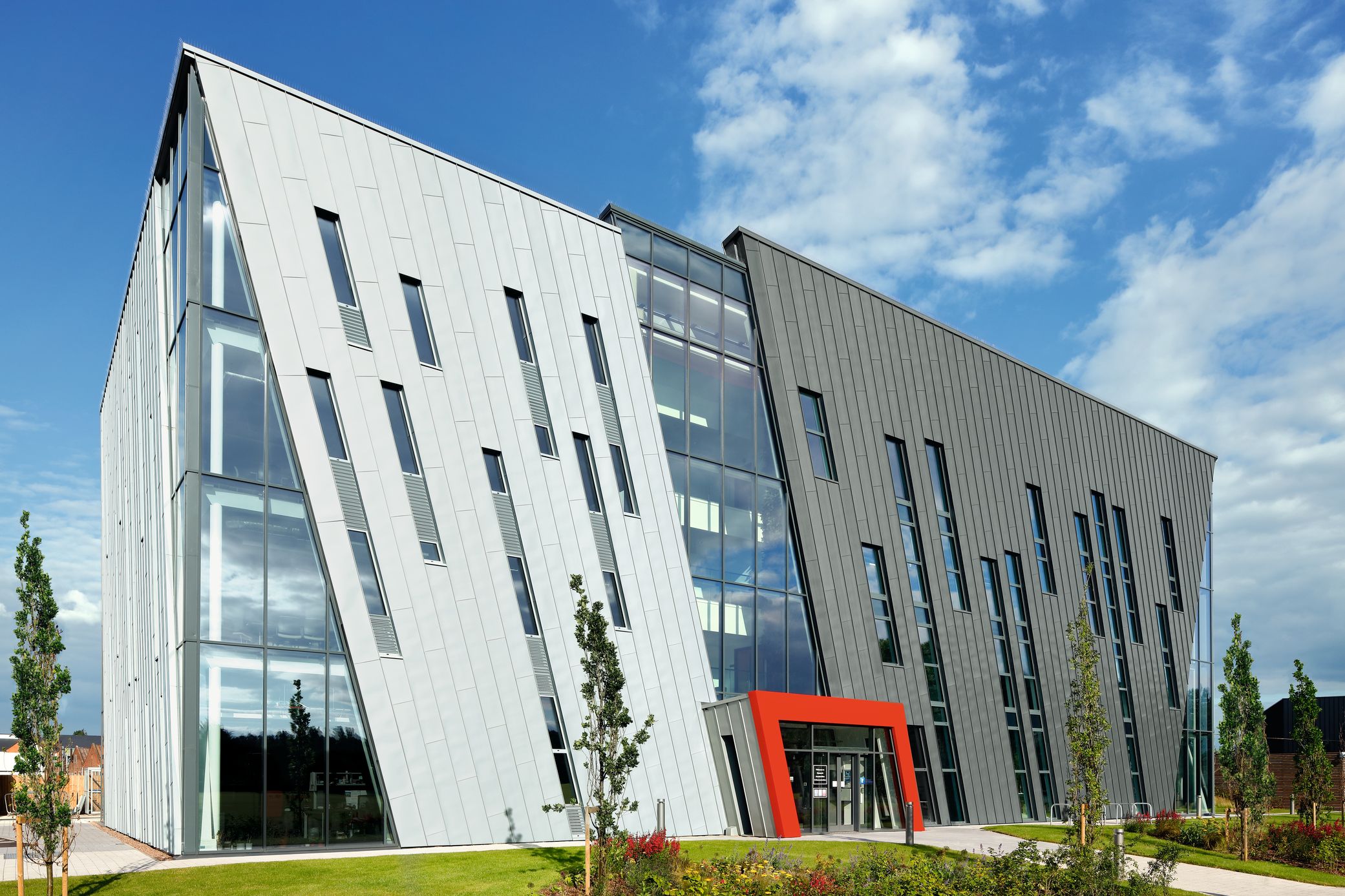 RAD Building University of Nottingham, GB, BREEAM certified, facade: prePATINA blue-grey and graphite-grey, angled-standing-seam