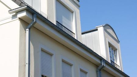 Ausschnitt einer Kastenrinne in prePATINA blaugrau