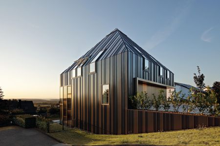 Einfamilienhaus mit Winkelstehfalzfassade Einfamilienhaus mit Winkelstehfalzfassade