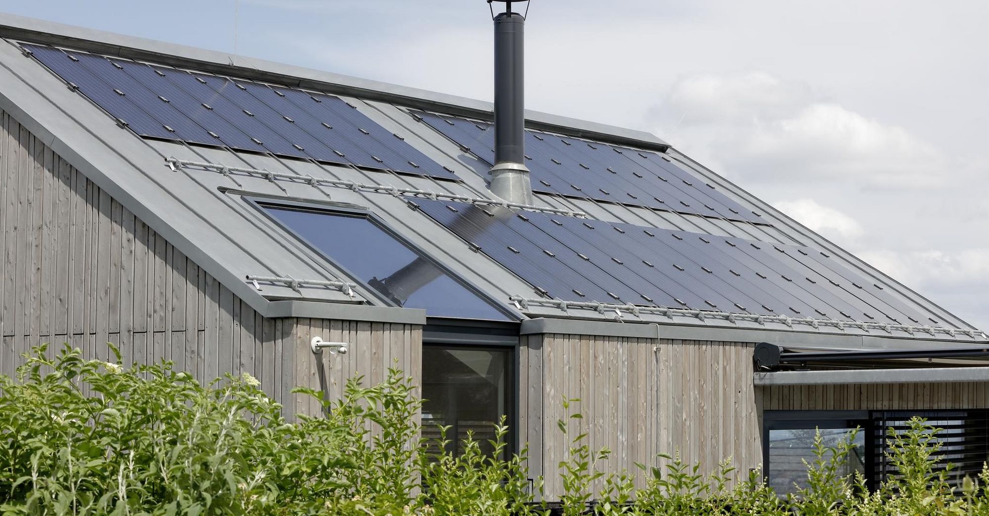 Solar system for RHEINZINK standing seam roofing RHEINZINK