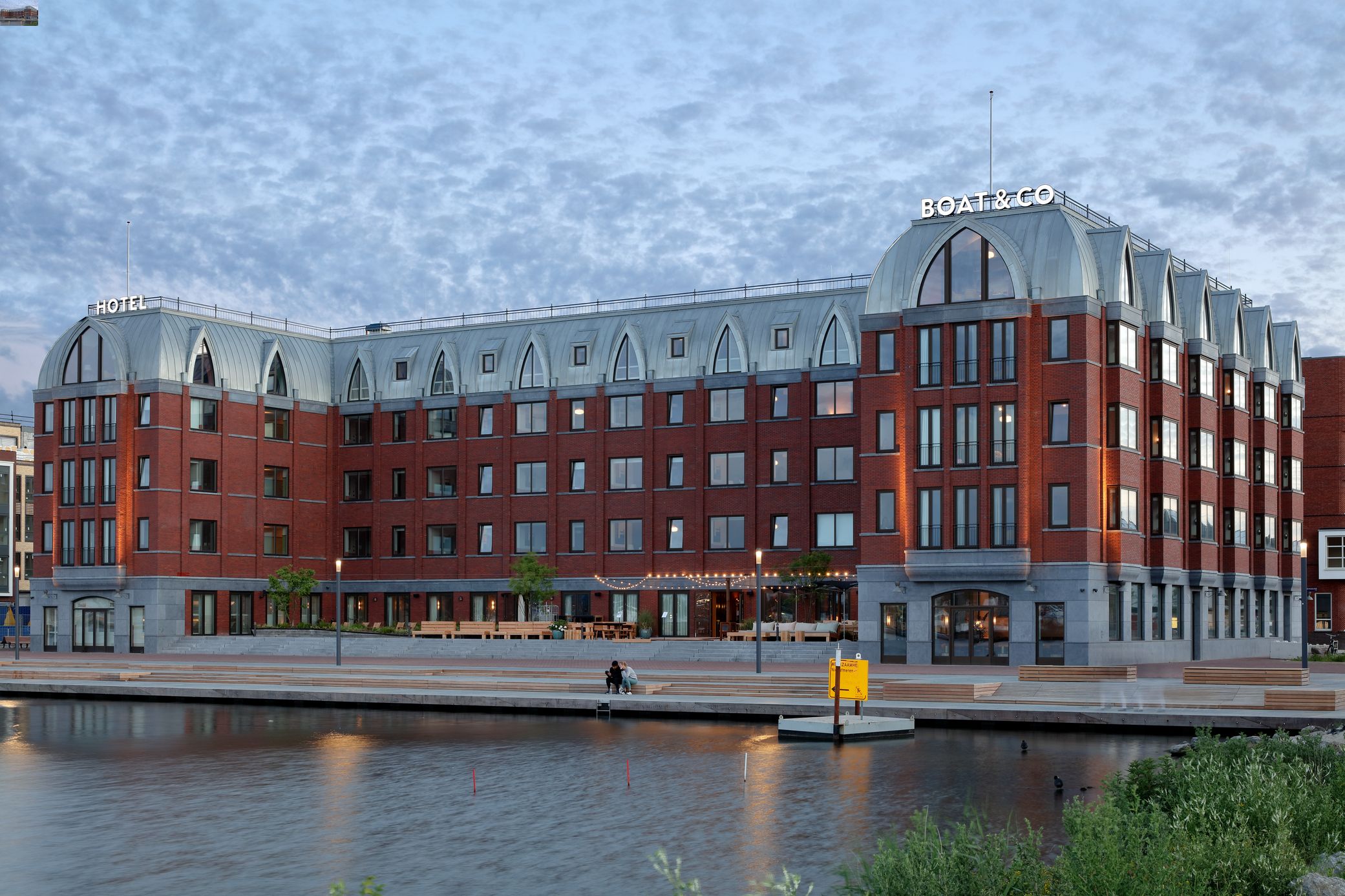Hotel Boat & Co, Netherlands, C2C certified, roof: RHEINZINK-CLASSIC mill finish, double standing seam technology